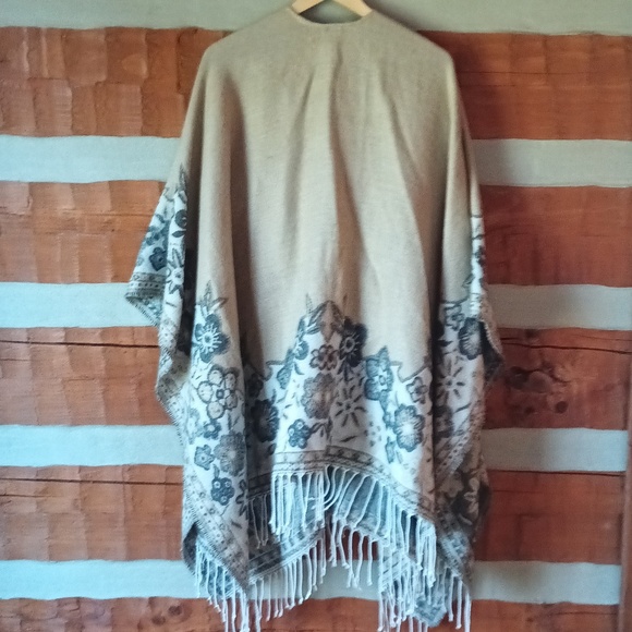 NEW Chico's reversible fringed. Poncho one size neutral floral pattern gray tan - Picture 6 of 12